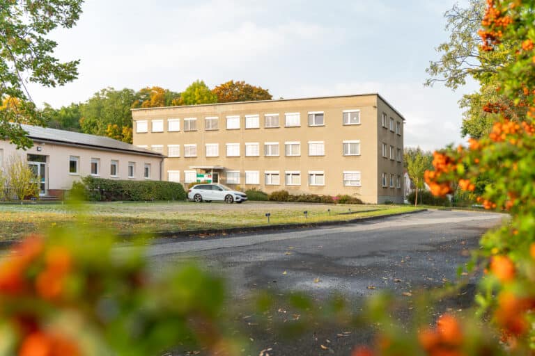 Standort der Werbeagentur PUSHCART an der Schafbergstraße 4 in Bautzen im Herbst